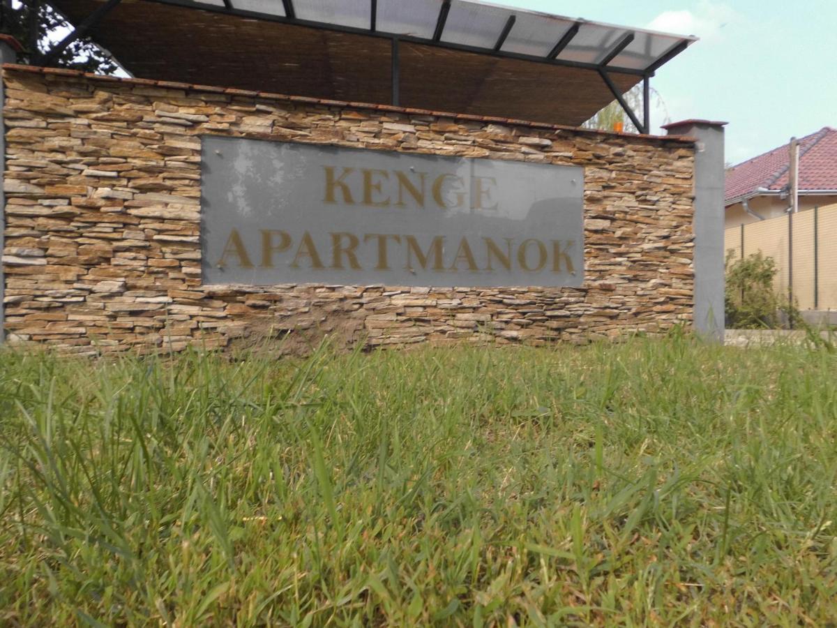 Kenge Apartmanok Balatonszárszó Esterno foto